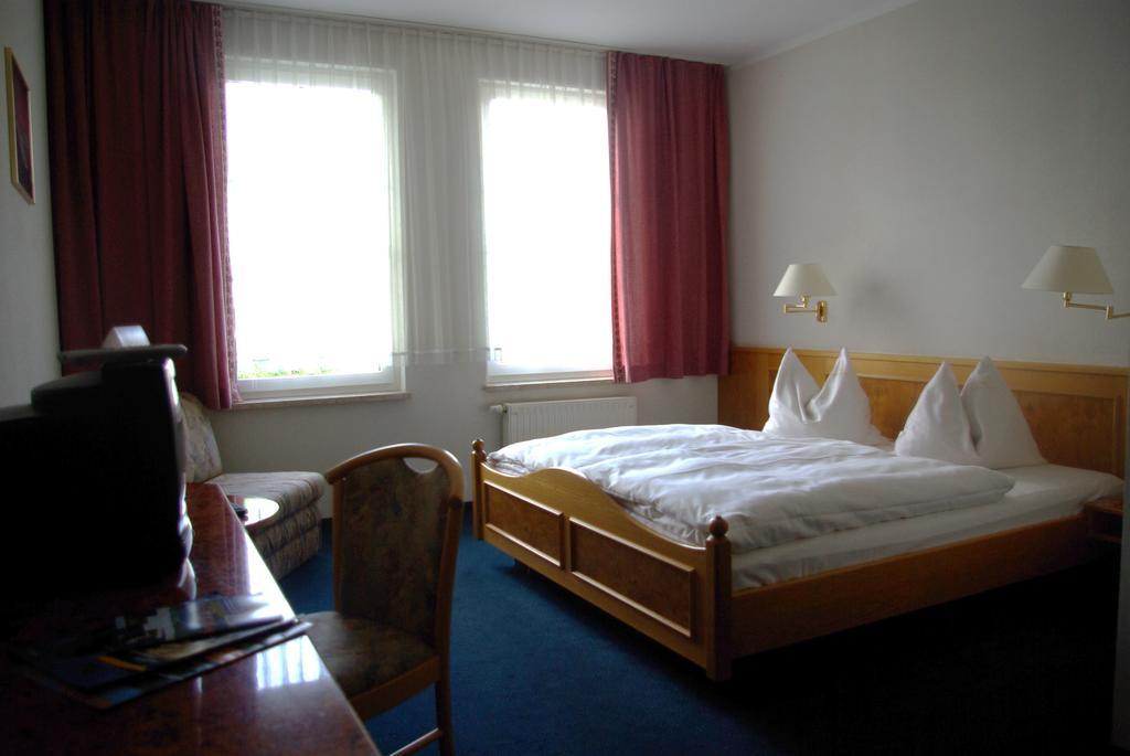 Hotel Garni "Zur Gueldenen Gabel" Unterwellenborn Room photo
