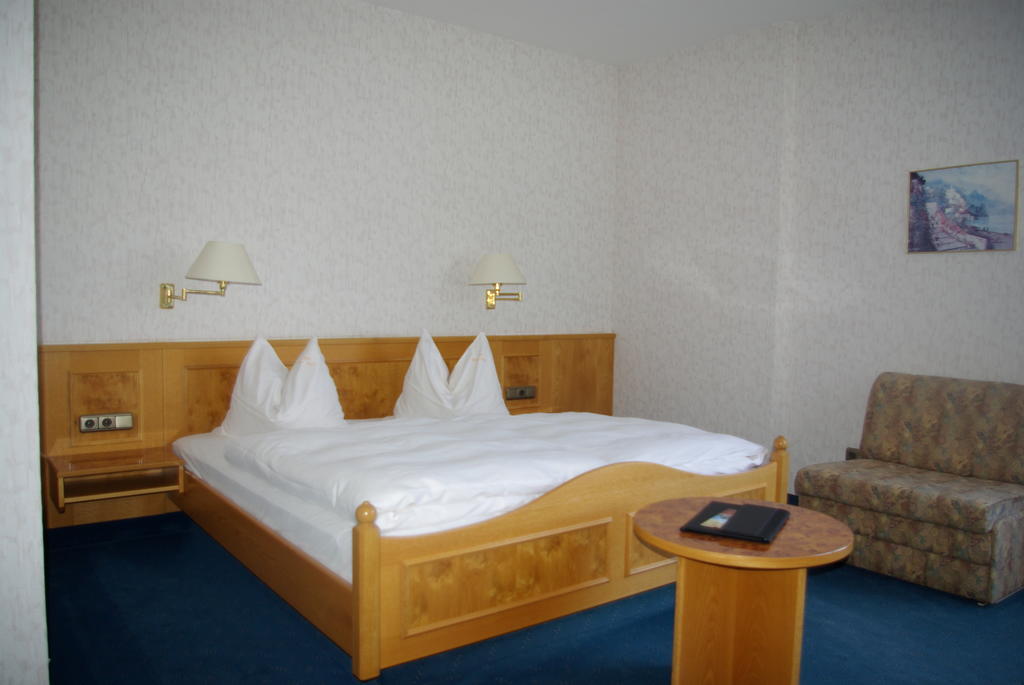 Hotel Garni "Zur Gueldenen Gabel" Unterwellenborn Room photo