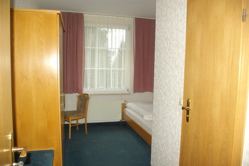 Hotel Garni "Zur Gueldenen Gabel" Unterwellenborn Room photo