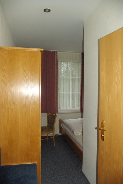 Hotel Garni "Zur Gueldenen Gabel" Unterwellenborn Exterior photo
